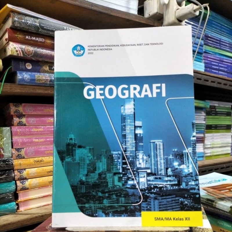 BUKU PAKET GEOGRAFI SMA KELAS 12/XII KURIKULUM MERDEKA TAHUN 2022.