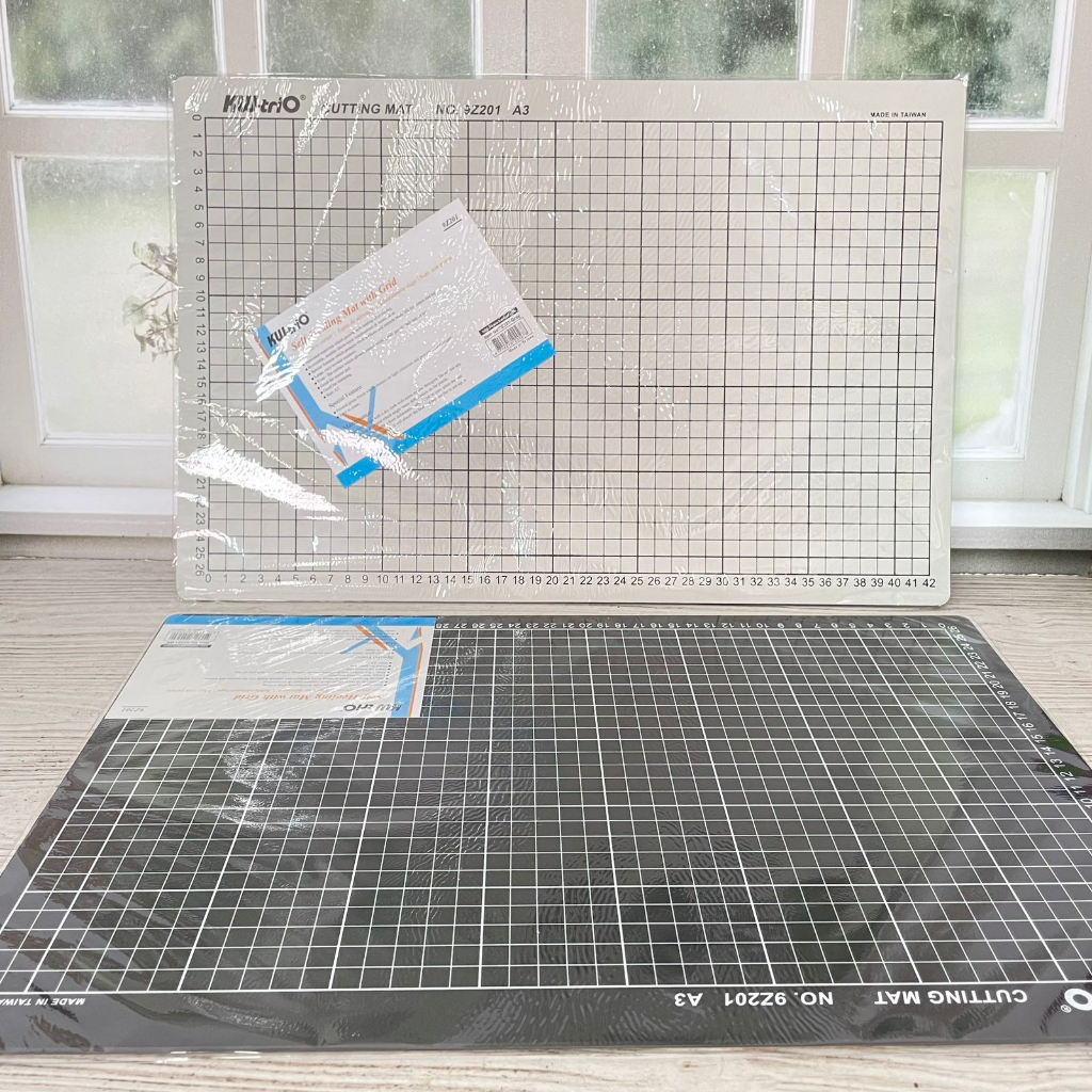 

Cutting Mat A3 KW Rubber - TRIO Warna Hitam dan Abu - alas potong stiker kerajinan tangan pad board
