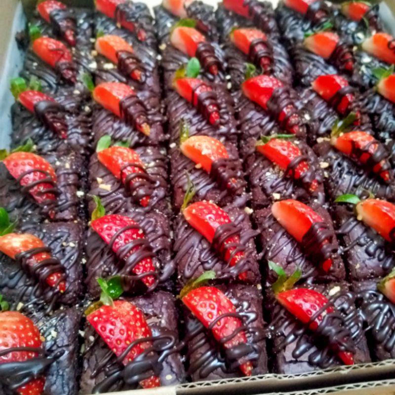 

BROWNIES CAKE SEKAT TOPPING STRAWBERRY 20X20CM