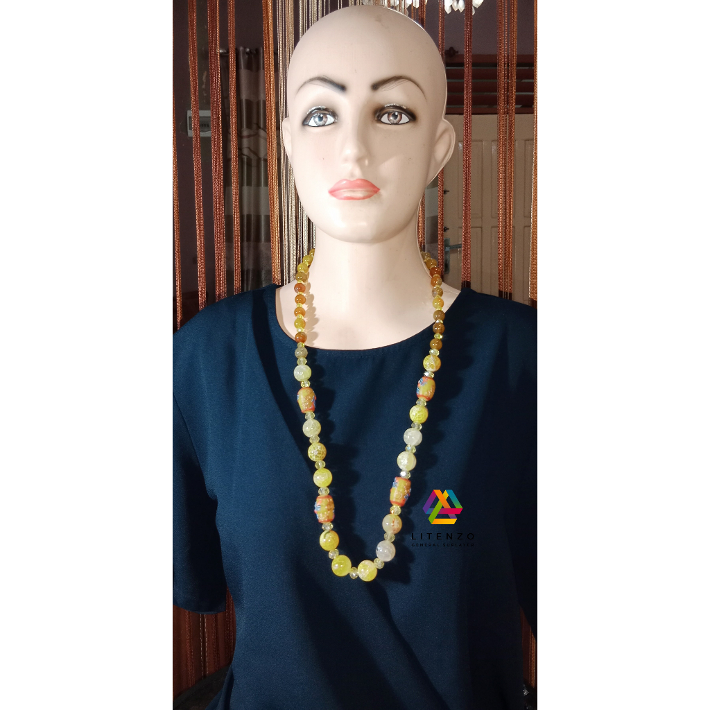 Kalung dan gelang wanita terbuat dari batu mulia atau batu akik asli Kalimantan