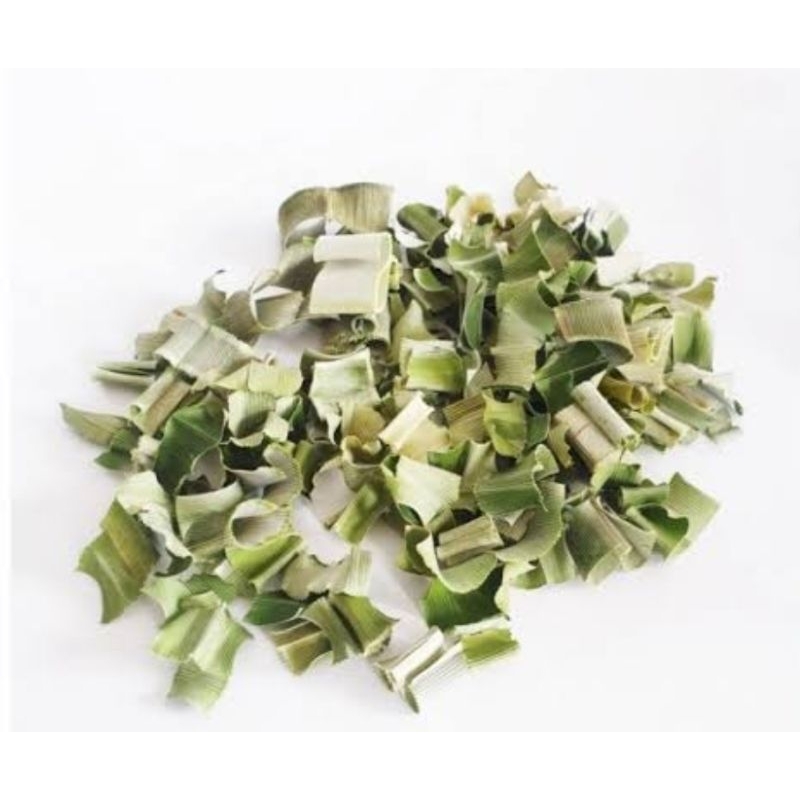 Daun pandan kering iris