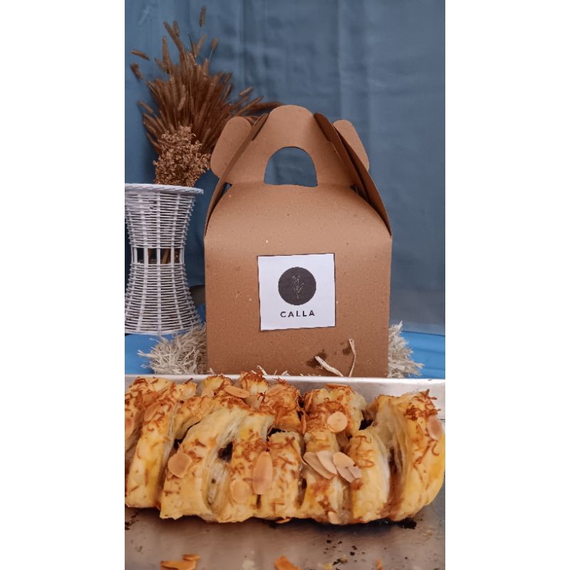 

*By Calla* Strudel Pisang Coklat Keju Almond