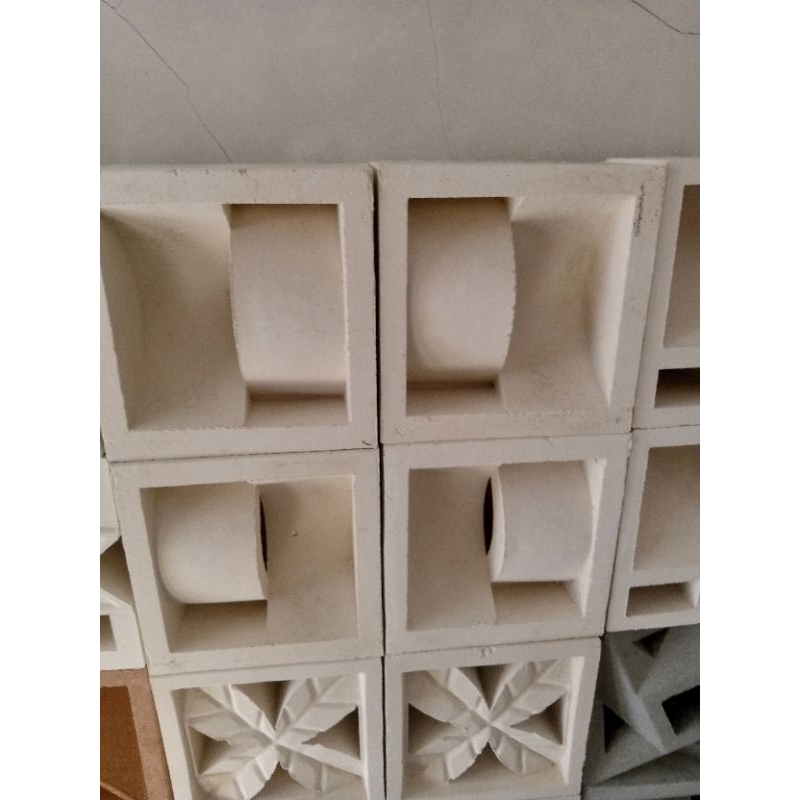 roster beton minimalis,roster beton motif,roster warna putih