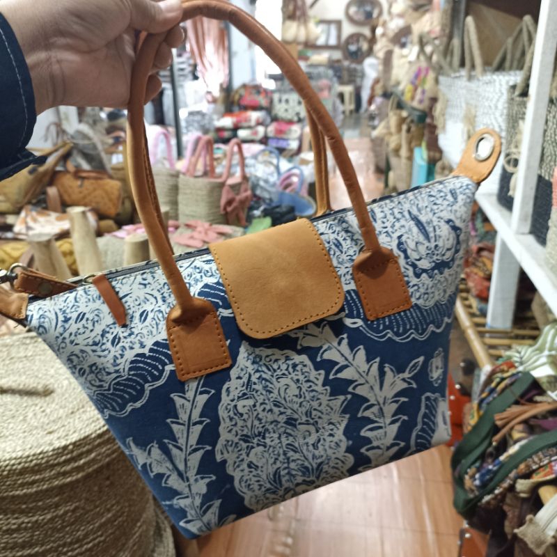 TAS BATIK/TASBATIKWANITA/ TASKERJAWANITA/ TAS BATIK WANITA/Tas LONG BATIK KOMBINASI KULIT SAPI