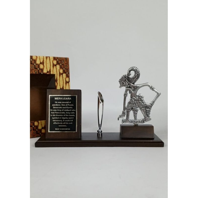 

Tempat Pulpen & Kartu Nama Puntadewa / 27x7x13 cm