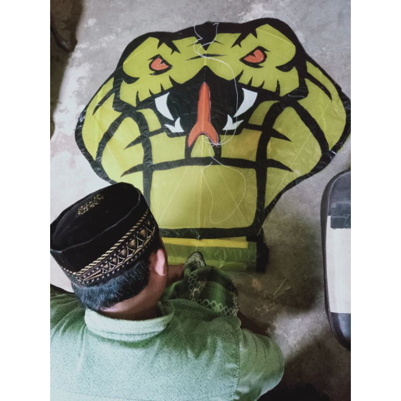plastik layangan ular kobra