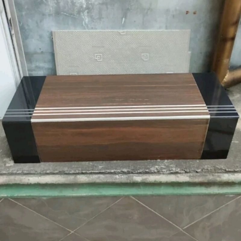 GRANIT LANTAI ANAK TANGGA MURAH kombinasi motif kayu Brown elmwood & Hitam polos super black Ukuran 