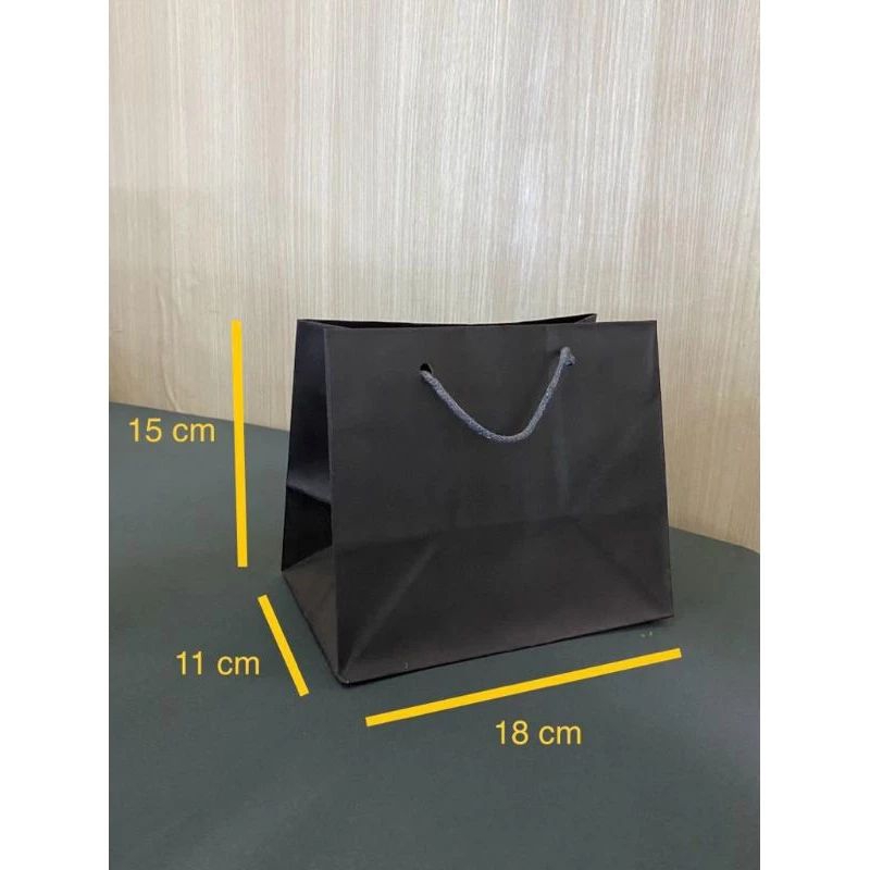 

Paperbag Pia Hitam Size S 18x11x15cm