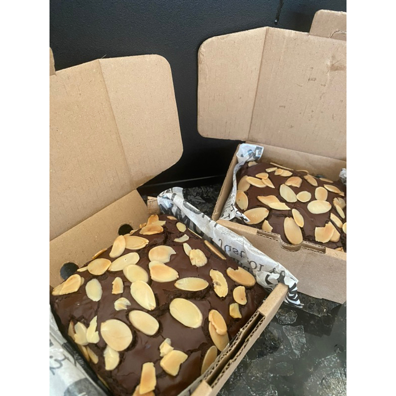 

Fudgy Brownies Almond 10x10