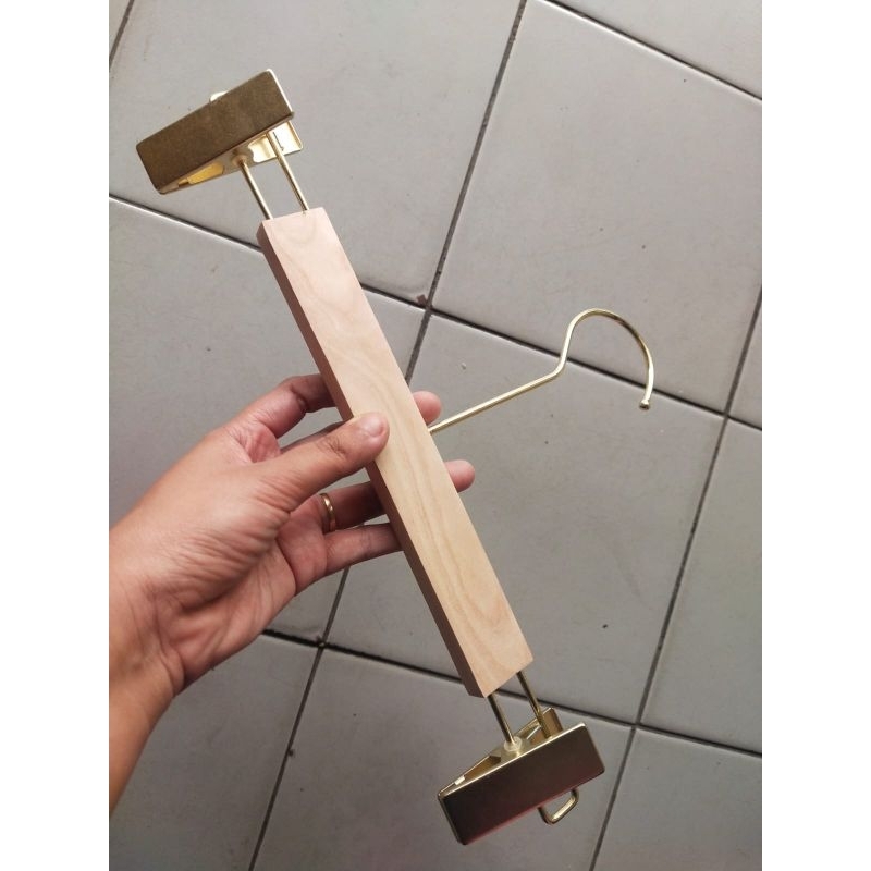 Hanger jepit gold/ gantungan celana/ hanger jepit besi/ gantungan jepit kayu gold