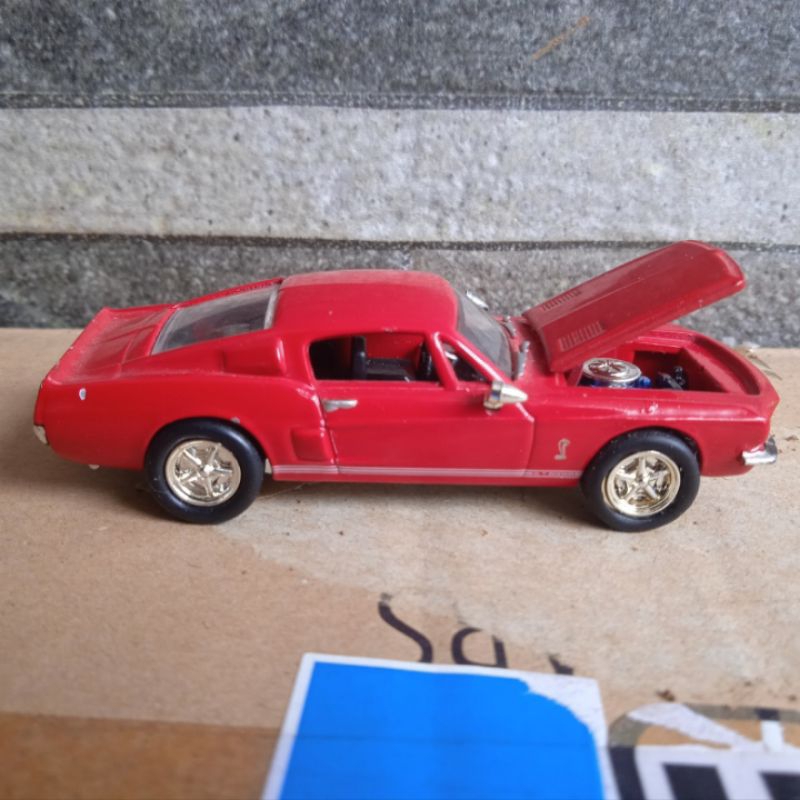 racing champions loose 1968 Ford Mustang merah hot rod magazine