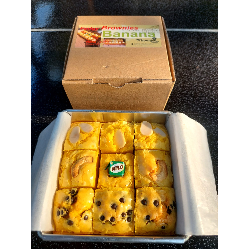 

Fudgy Brownise Banana shiny crush, Brownise panggang rasa pisang ukuran 10 x 10 isi 9 potong by mamalen kwalitas rasa premium