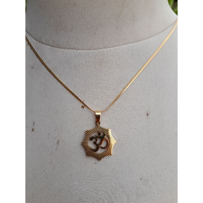 Kalung  dengan liontin omkara sanskerta india titanium