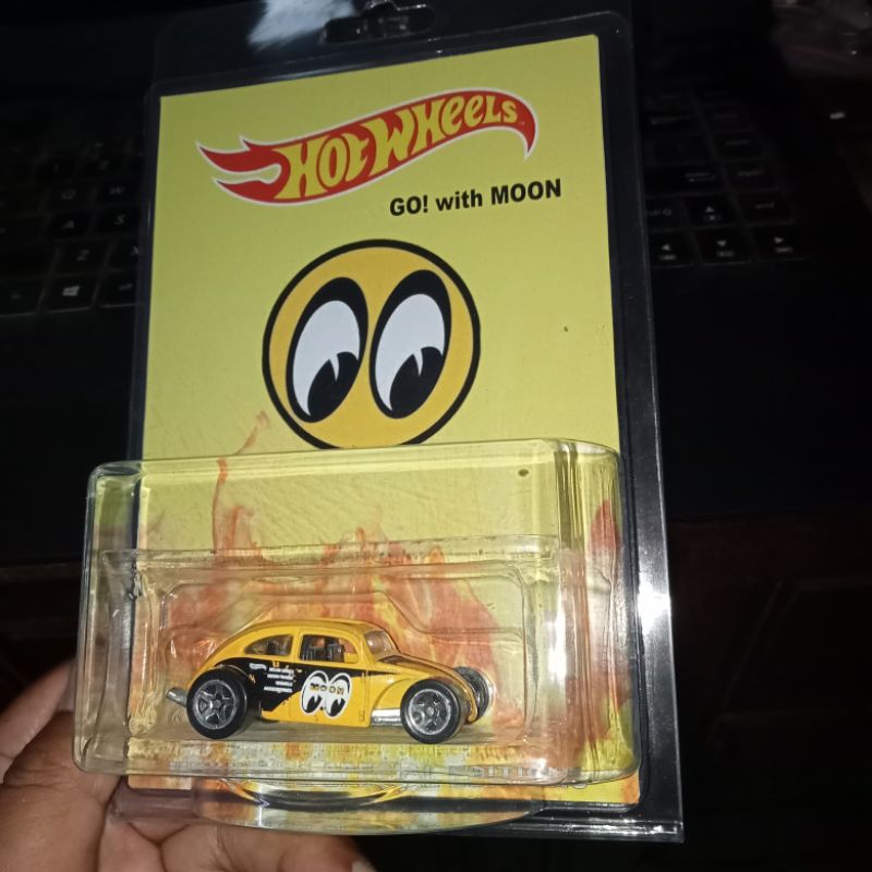Custom Card MOONEYES RARE VW Beetle Yellow Love Bugs Free Protector Hw Hot Wheels Hotwheels Bday Gif