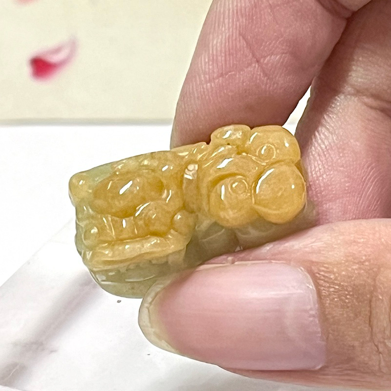 h12595 Liontin Giok Golden Jadeite Ukiran Pixiu Ruyi Bersertifikat Grade A