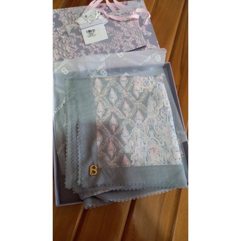 buttonscarves BS series granada dove