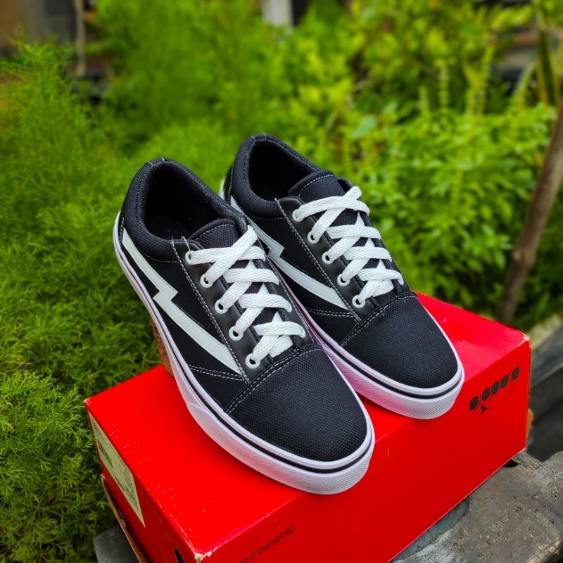 SEPATU SNEAKERS FLASH PRIA/WANITA (cod bayar ditempat)