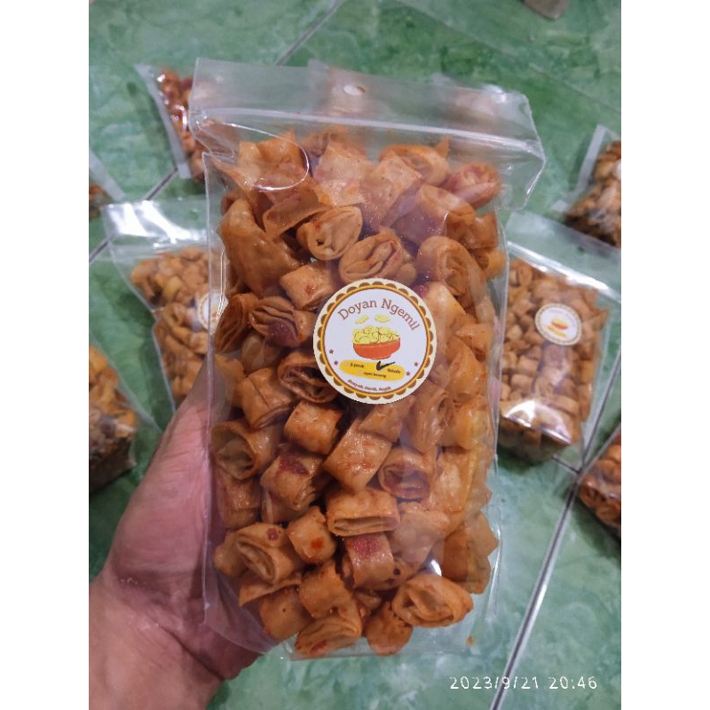 

Cemilan Keripik Pangsit balado, jagung manis, daun jeruk 150gr