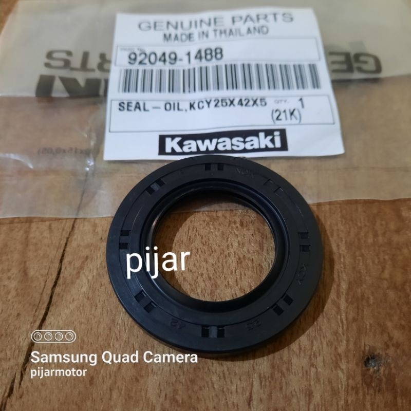 Seal Tromol Roda Belakang KANAN Kawasaki Ninja 150 RR OLD NEW