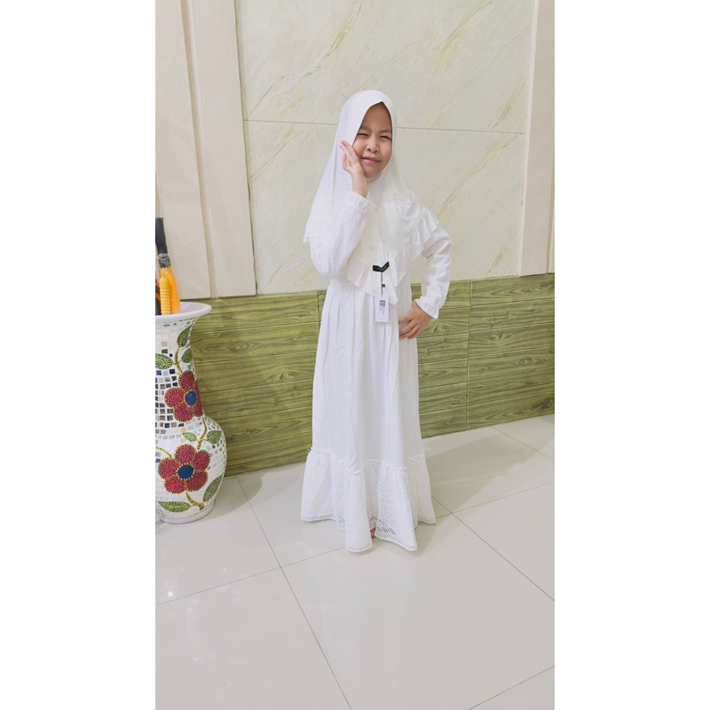 Maryam Bergo kids Brokent White by Uwais