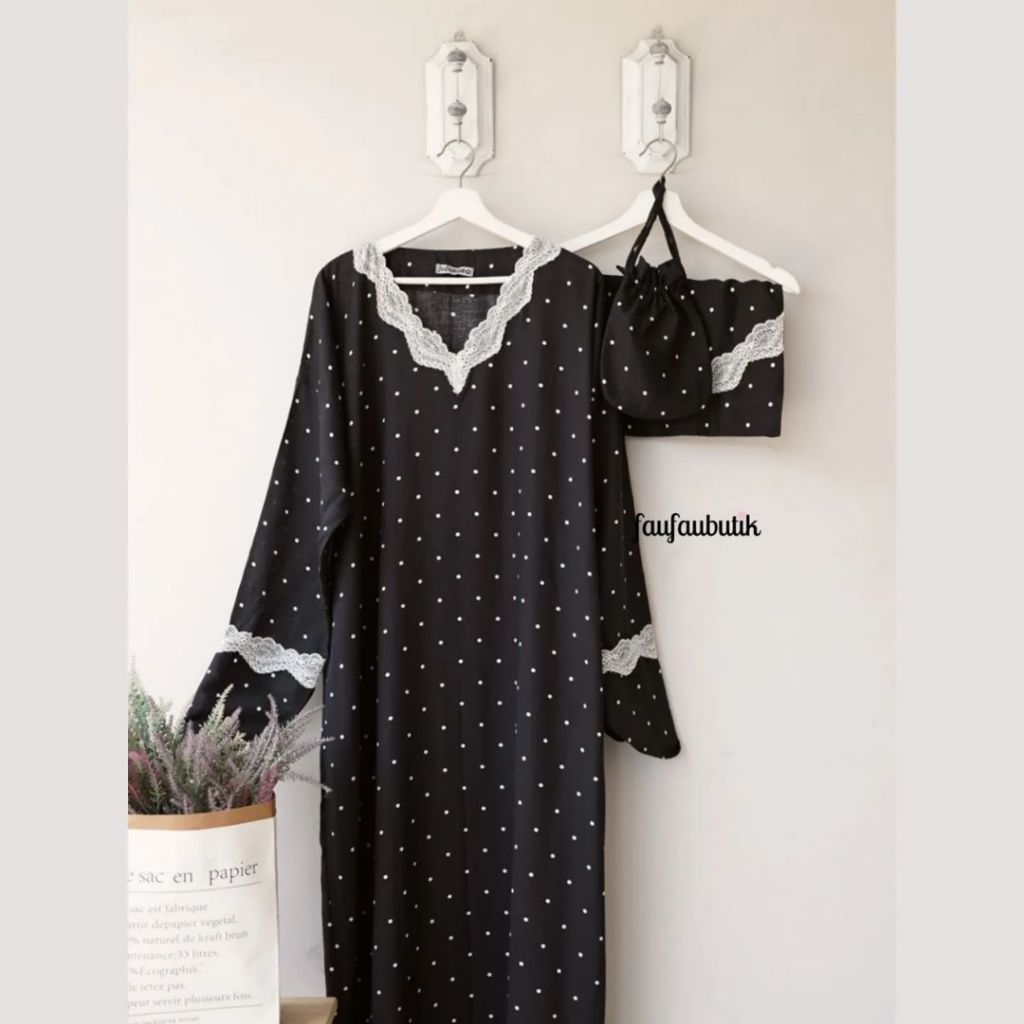 Mukena Travel terusan Syaquina motif polkadot hitam