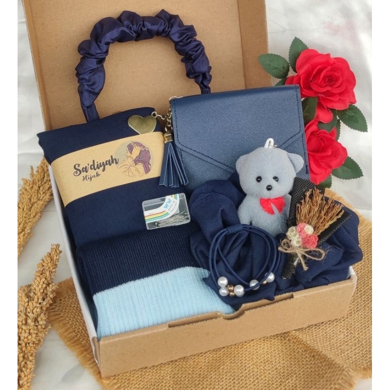 

Hampers Hijab / Gift Box Ultah / Gift Box Wedding / Kado Wisuda