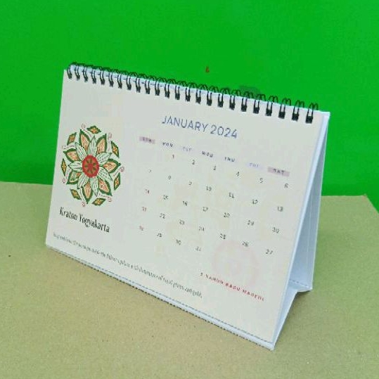 

Cetak Kalender Meja Custom Duduk A5 Spiral Rangka Hard Soft Cover Duplex