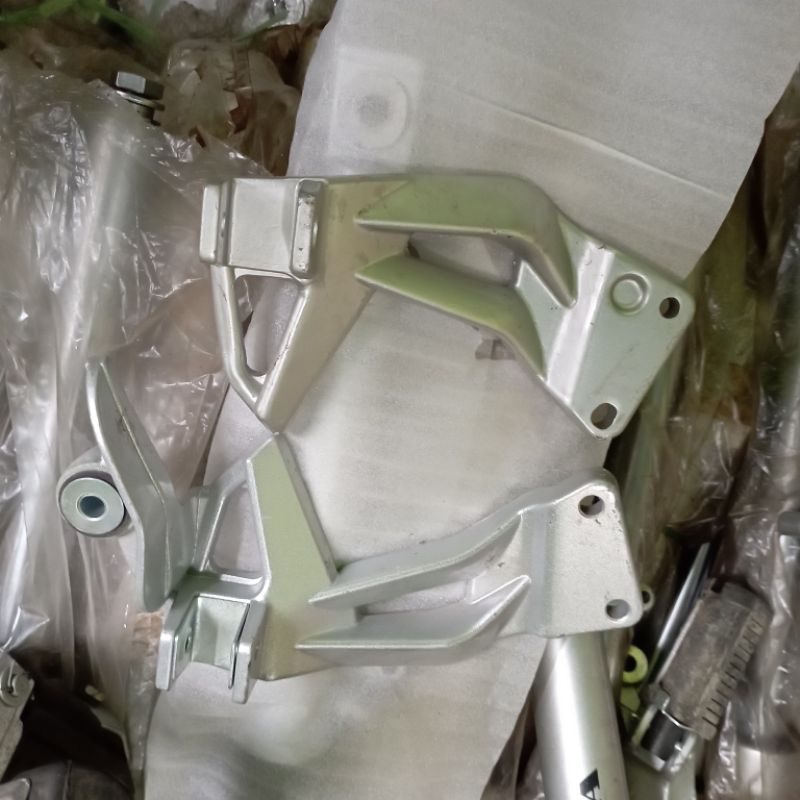 FOOT STEP BELAKANG YAMAHA JUPITER Z OLD /JUPITER Z BUEK ORI JIALING SEPASANG