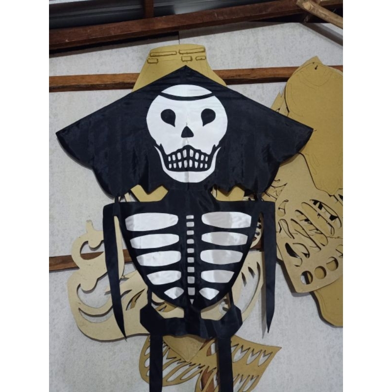 layangan kain motif tengkorak manusia