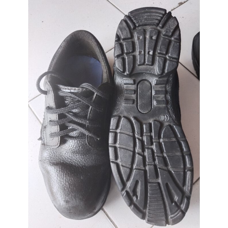 sepatu safety second