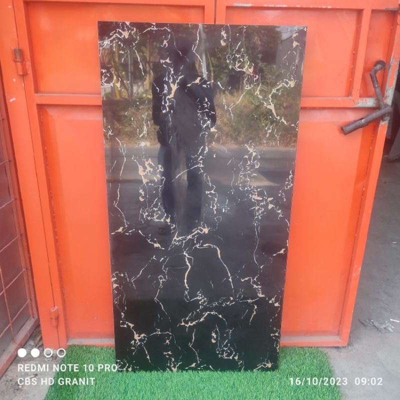 granit lantai uk 60x120 hitam corak gold D61233