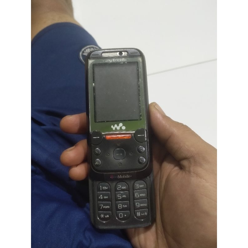 sony ericsson w850i Walkman T-Mobile hp jadul langka cocok untuk koleksi, mensin nyala tapi layar ga