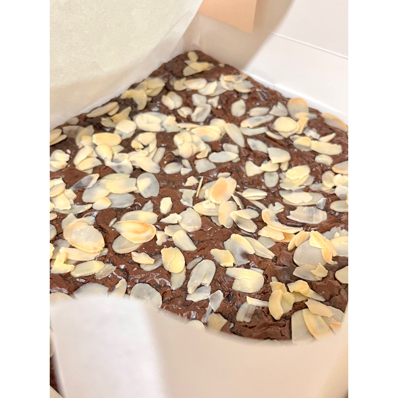 

BROUUKIES - ALMOND TOPPING BROWNIES