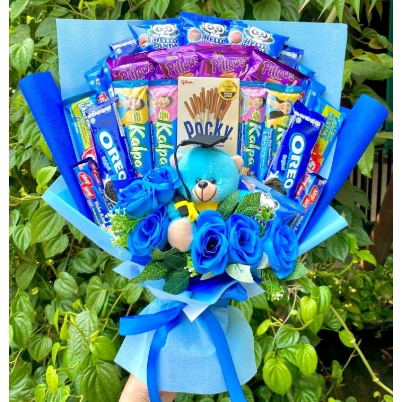 (B) Buket Big Premium Snack Boneka Wisuda Bunga Lengkap Cowo SERBA BIRU/paket/bingkisan Snack Ulang Tahun/Ultah/ Wisuda/Kado/Hadiah Pacar/sahabat/Sidang skripsi/seminar/santunan anak yatim