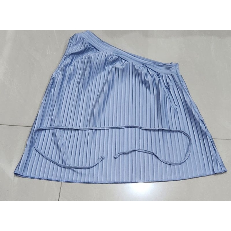 preloved one shoulder top baby blue pleats premium