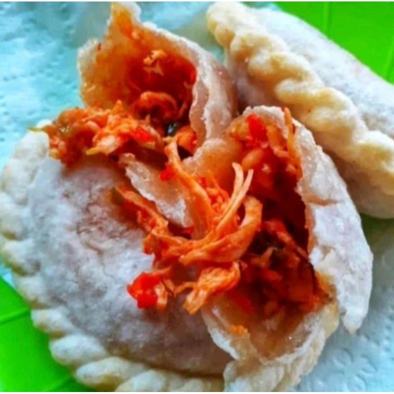 

Cireng mini isi ayam suwir pedas, sosis pedas homemade