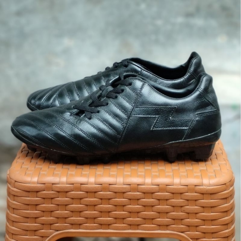Sepatu Bola Kulit Asli Original 100% Hitam Full Black Size 41 (27cm) - Sepatu Bola Hitam Kulit Sapi 