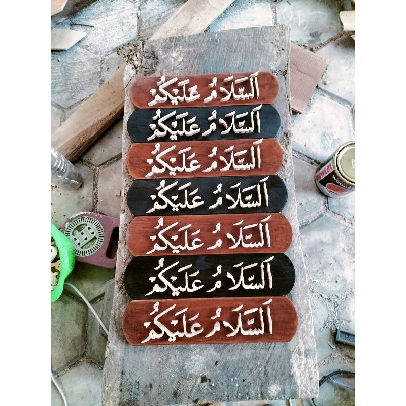 Kaligrafi kayu timbul assalamualaikum