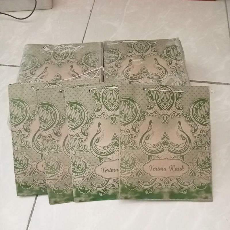 

PAPERBAG MOTIF BATIK ukuran (17 × 5 × 21) *harga per pcs