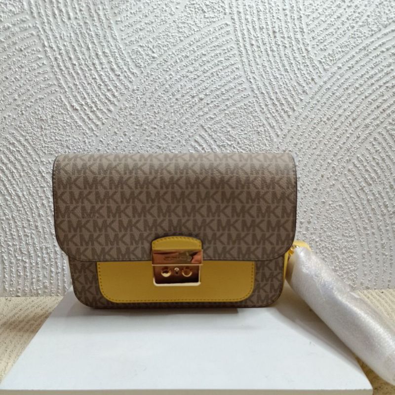 TAS WANITA MK SLOAN EDITOR MEDIUM MESSENGER FLAP DAFFODIL