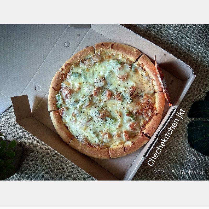 

Cheche's pizza sosis, home made fresh from oven