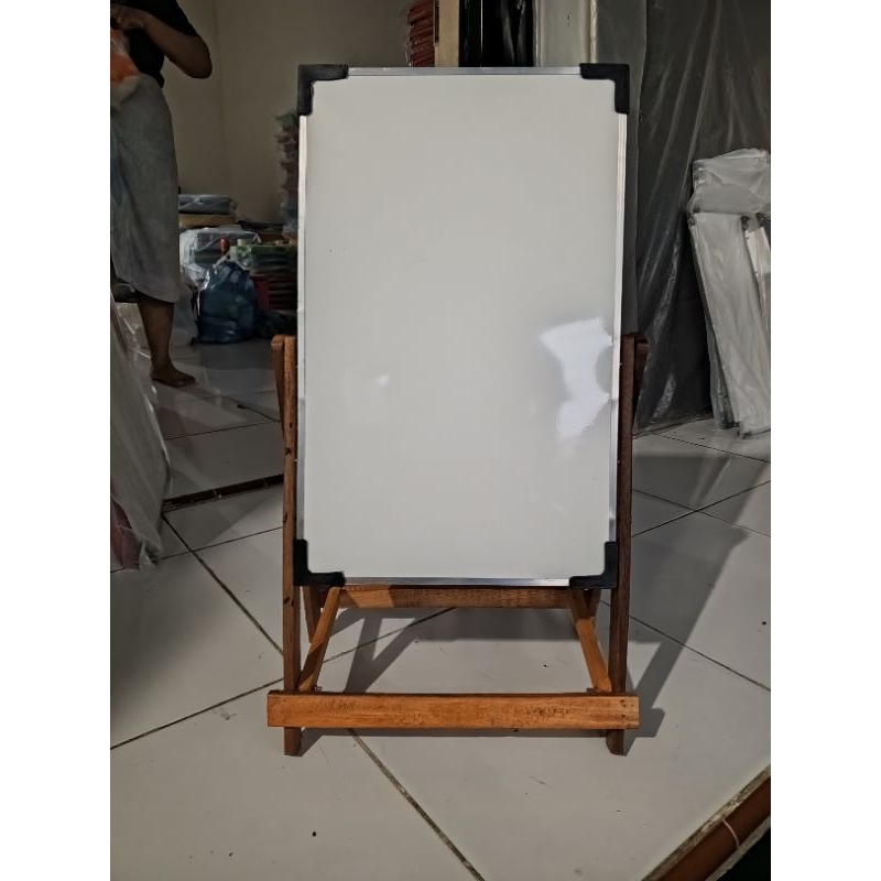 

PAPAN TULIS WHITEBOARD PLUS KAKI KAYU JATI 30×50 NON LACI