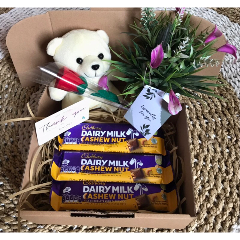 

Hadiah Ulang Tahun/Gift Box Cokelat Hampers Boneka Mini Bear Valentine dan Wisuda