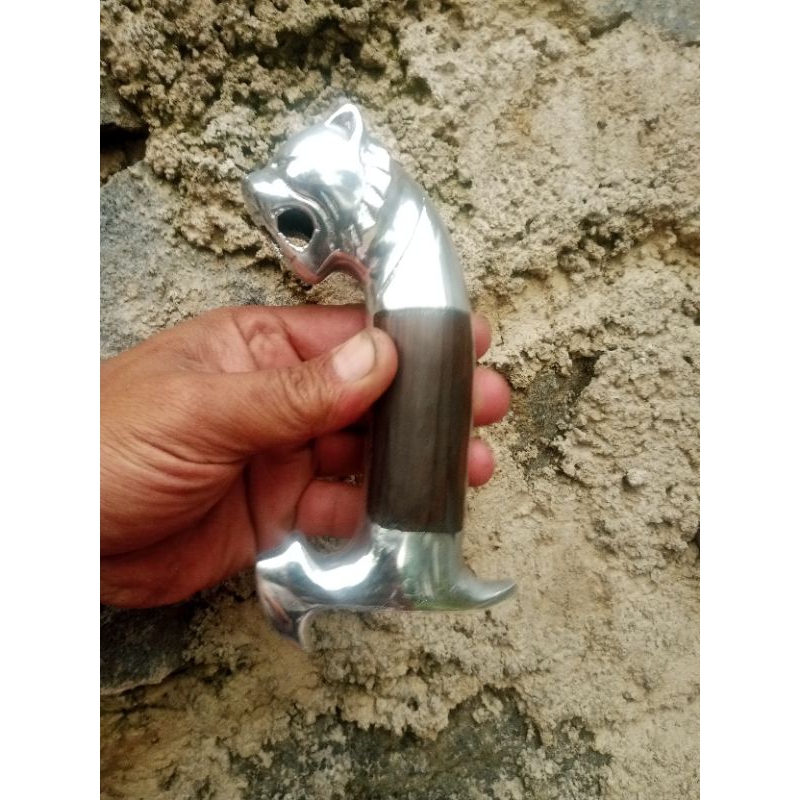 peralatan genggam gagang hendel golok pedang model macan