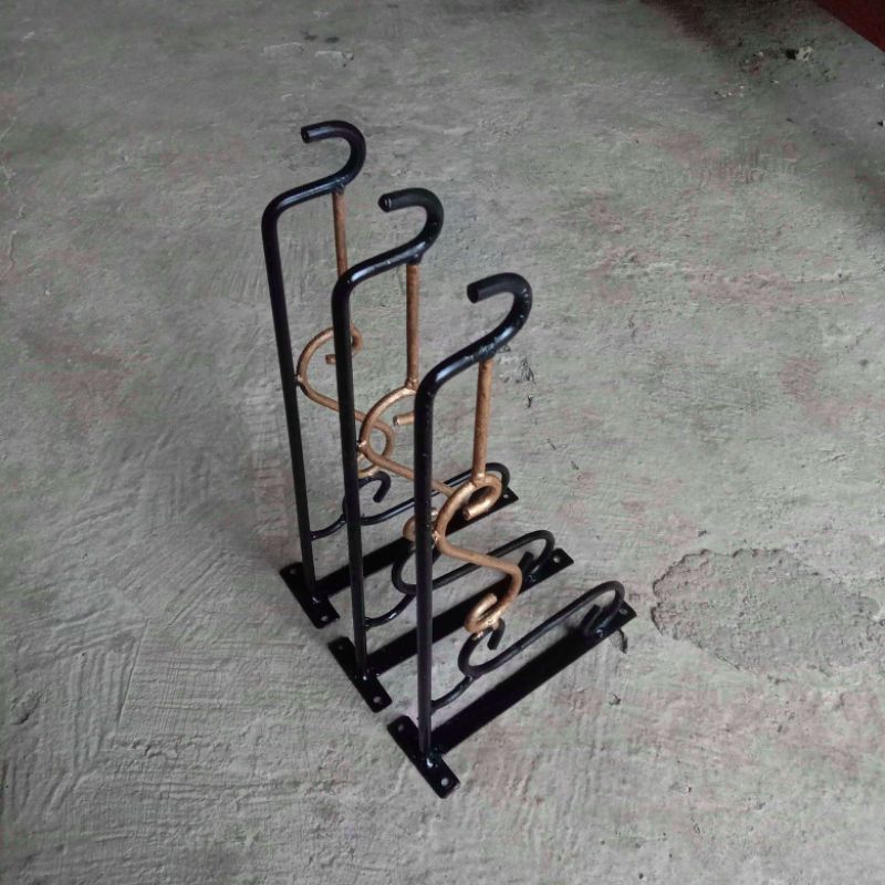 Gantungan sangkar burung tempel dinding