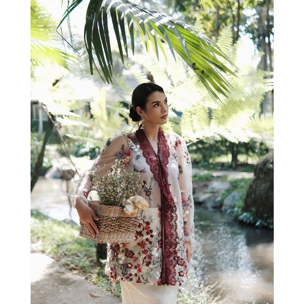 SEWA KEBAYA LAMARAN WISUDA Suzetta by Jaleela (MOHON BACA KETERANGAN TERLEBIH DAHULU)