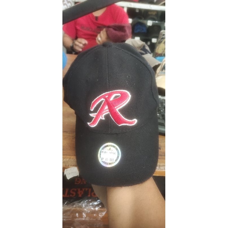 topi logo R hitam