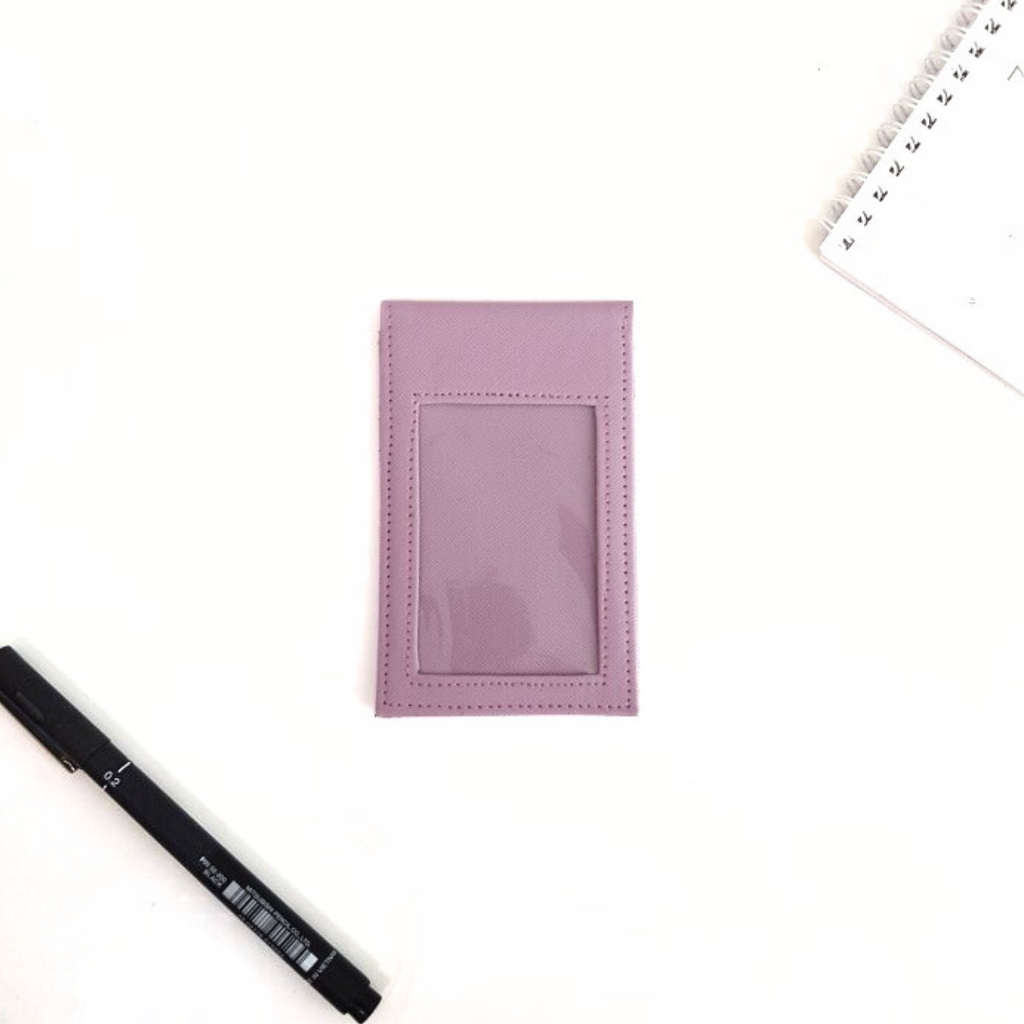 

Lanyard Flashee Magnet Saku Kulit Name Tag Magnet Dua Sisi Ungu Lilac ID Card Magnet Jepit