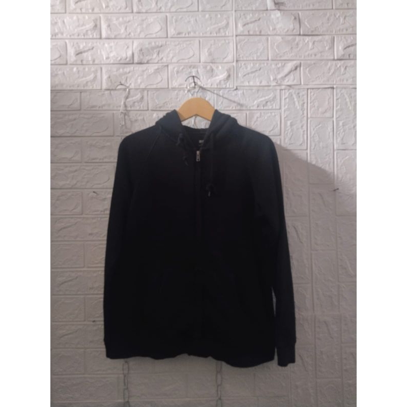 Hoodie Zipp Uniqlo Hitam pekat