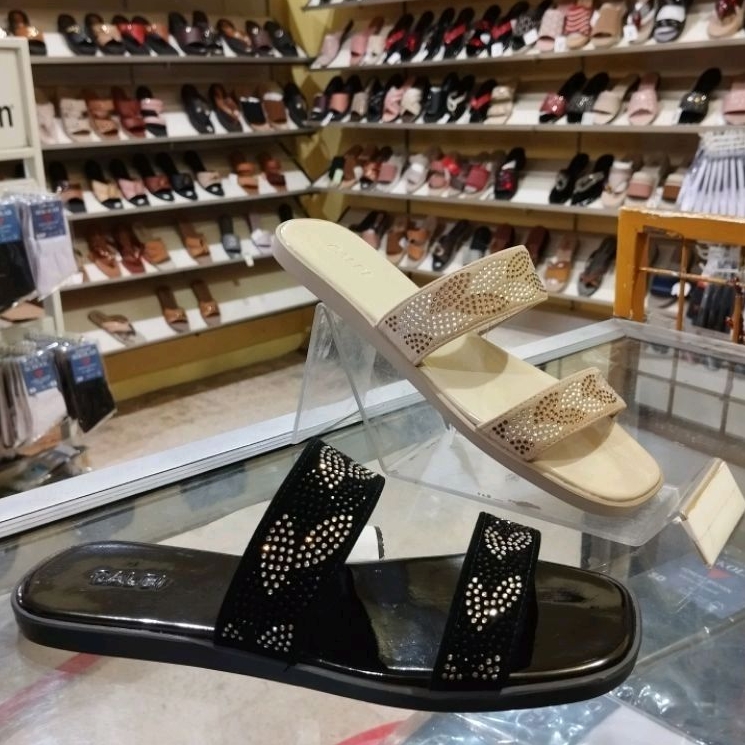 Sandal Calbi wanita model flat. produk 100%Original.
